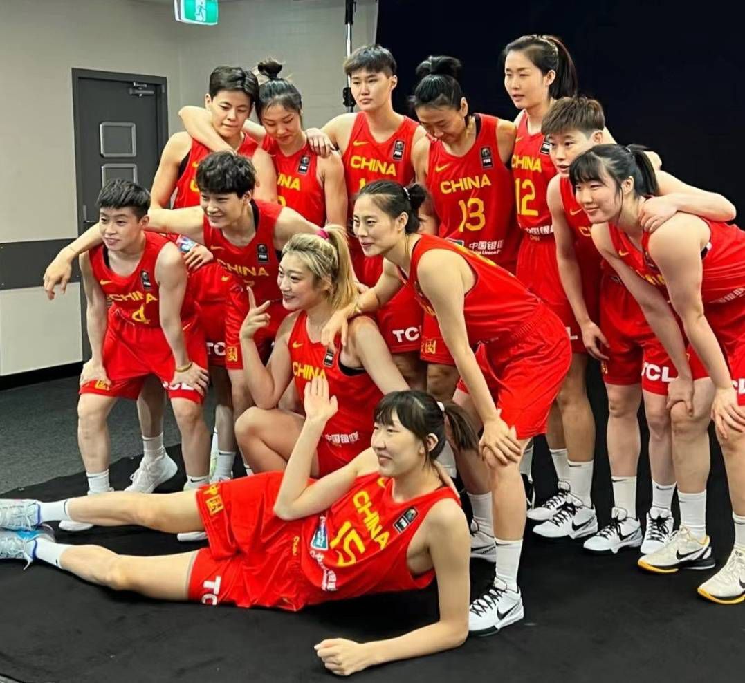 夜里，情郎就会从窗户里爬进来……这大夜里的，你咋跑我窗下来了呀？她低笑着问。